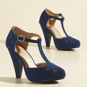 1 HOUR SALE Retro blue suede heel